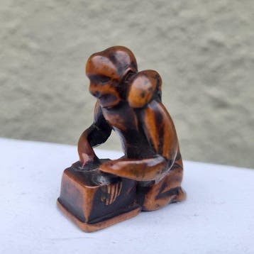 Een netsuke van buxushout uit de 19e eeuw, van een