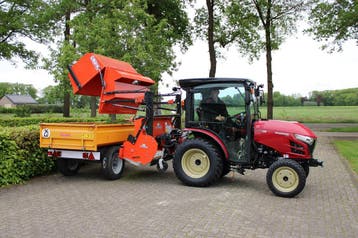 Blad zuigen, verticuteren en maaien met minitrekker, Veehouderij