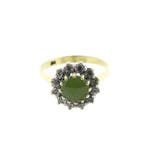 Gouden entouragering met jade en diamanten; 0,3 ct., Sieraden, Tassen en Uiterlijk, Ringen, Gebruikt, Overige kleuren, Ophalen of Verzenden