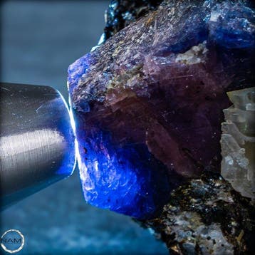 Natuurlijke veelkleurige saffier op matrix 692,05 ct uit