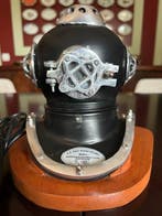 Duikhelm - DIVING HELMET AND LAMP - Staal, Emaille, Messing,
