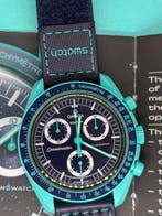 Swatch - MoonSwatch. Mission on Earth. Polar Lights. -, Sieraden, Tassen en Uiterlijk, Horloges | Heren, Nieuw