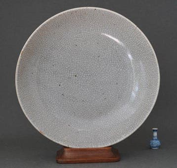 Yongzheng (1723-1735) - Bord - Large Delicate Ge Ware Deep