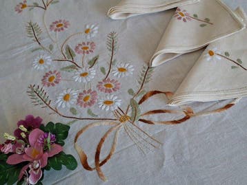 Liefdevolle voorjaarshanddoek, met bloemmotieven die met de, Antiek en Kunst