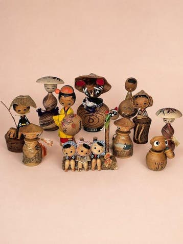 Verzameling van 11 Japanse Vintage Mingei Kokeshi en houten