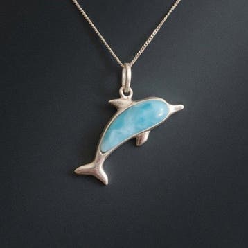 Natuurlijke onbewerkte Larimar. Montage en ketting van 925