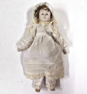 Vintage porseleinen pop met witte kanten outfit en mutsje,, Verzenden, Gebruikt
