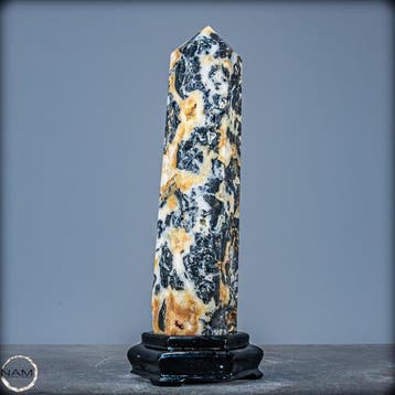 Natuurlijke zeldzame agaatobelisk met drusen op stand-