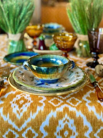 Tafelkleed met een ikat-stijl patroon voor grote tafels. -