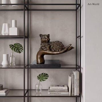 Beeld, Naar Antoinette: Kat liggend op hand - 20 cm - Brons,, Antiek en Kunst