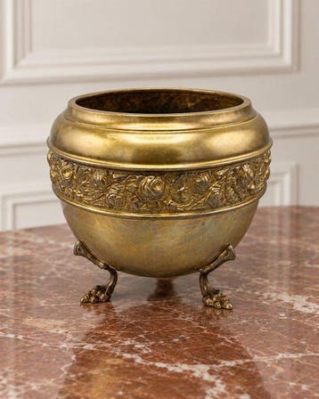 Antieke koperen jardinière – Rijk floraal reliëf – Sierlijke