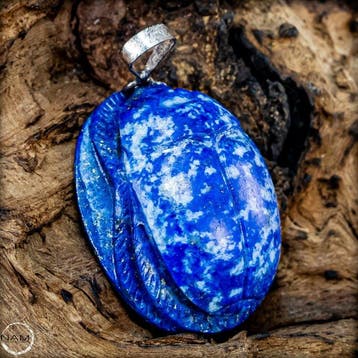 Met de hand gesneden lapis lazuli scarabee-hanger –