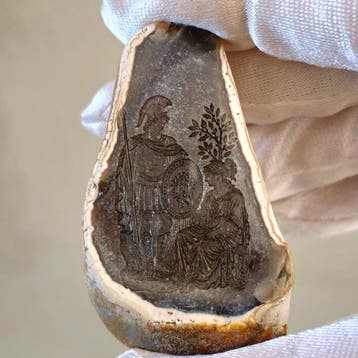 Grote klassieke Romeinse Minerva die het Gorgoneion-Intaglio