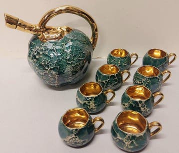 Fles (9) - Porselein - 8 kopjes. Emaille en goud.