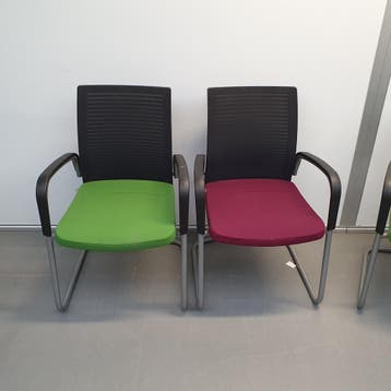 Ahrend vergaderstoel - paarse en groene stof / netweave zwar, Huis en Inrichting, Stoelen, Ophalen of Verzenden, Nieuw