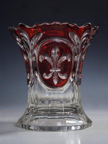 Vaas - Bohemen • Persglazen vaas met fleur-de-lis medaillons