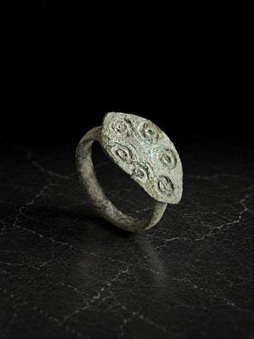Middeleeuws Brons Middeleeuwse islamitische bronzen ring met