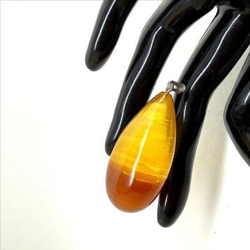 Oude hanger met Baltisch barnsteen cabochon in honingkleurig