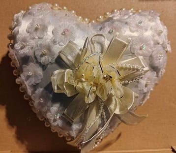 Kussen off white ivory trouwringkussen 20 cm hart parels en, Hobby en Vrije tijd, Ophalen of Verzenden, Nieuw