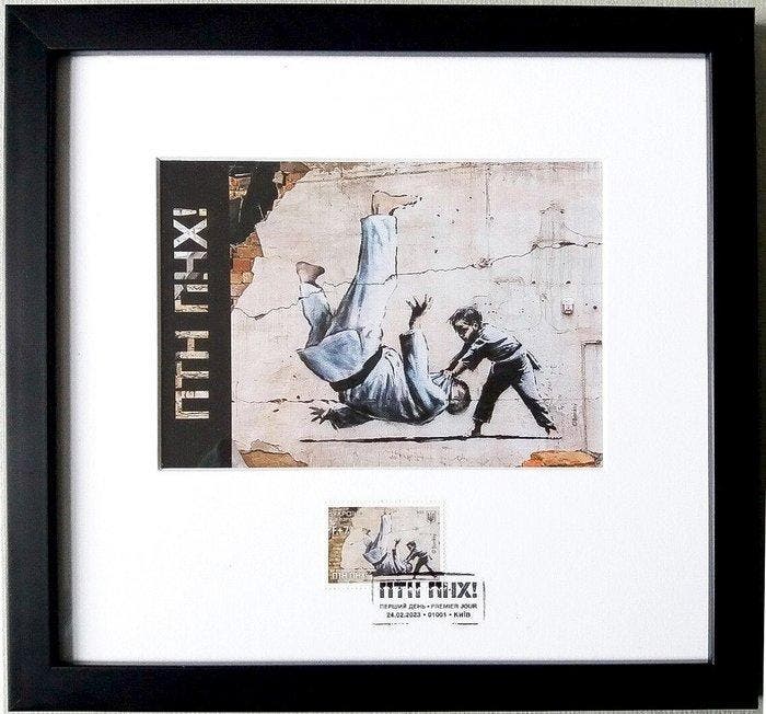 Banksy (1974) - FRAME Postcard and Stamp with Cancellation, Antiek en Kunst, Kunst | Designobjecten