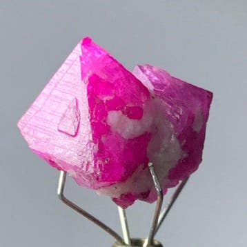 Robijn Echte edelsteen! Prachtige 13,90 ct Birmaanse robijn., Verzamelen