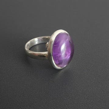 Ring van amethist van mooie kwaliteit, zeer helder.
