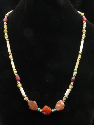 Oud-Egyptisch Ketting gemaakt van glas, karneool en faïence