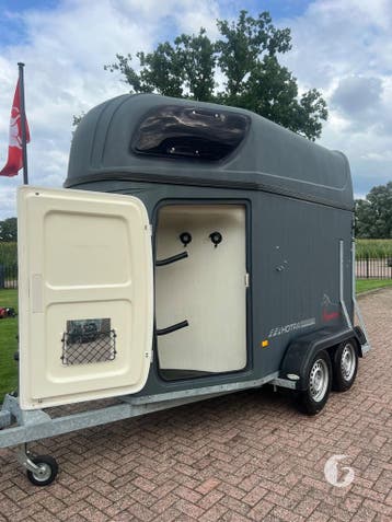 Ruime Hotra vol-polyester 2 Paards zadelkamer!, Ophalen, Zo goed als nieuw, Polyester, 2-paards trailer