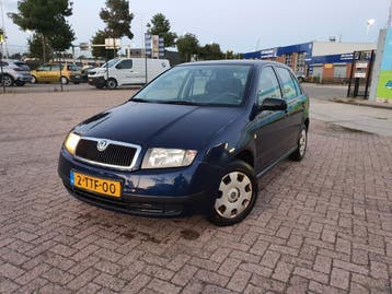 Skoda Fabia 1.2 2E EIG! VOLLEDIG OH! ZEER NET! LAGE KM! APK!, Auto's, Dealer onderhouden, Stof, Blauw, Handgeschakeld