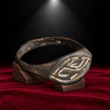 Oud-Romeins Brons Bronzen ring met gegraveerde bezelzetting