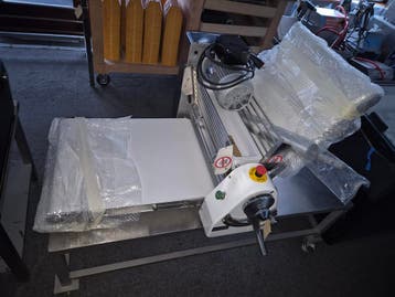 Tafelmodel uitrolmachine in bakkerijmachine *veiling*, Zakelijke goederen, Horeca | Keukenapparatuur, Nieuw in verpakking, Bakkerij en Slagerij