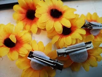 Corsage Zonnebloem met clip ca. 4 cm, Hobby en Vrije tijd, Ophalen of Verzenden, Nieuw