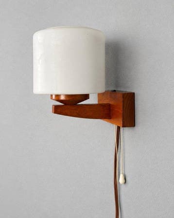Lamp - Vintage wandlamp – warm hout en wit opaalglas – met