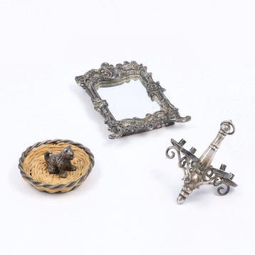 NO RESERVE - Miniatuur kroonluchter, spiegel en kat in mand
