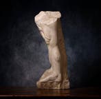 Het oude Rome, Groot marmeren beenfragment, basis van een