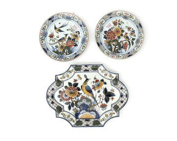 Drie polychrome aardewerken wandborden, De Porceleyne Fles