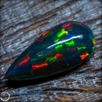 Black Opal Cabochon – Intensief kleurenspel in volmaakte