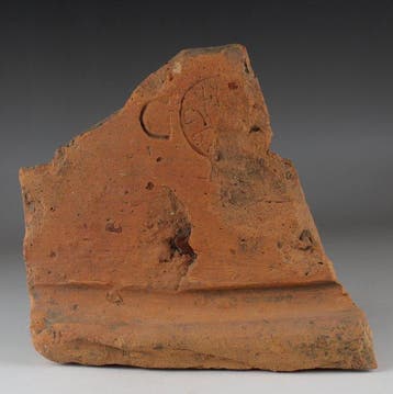 Oud-Romeins Aardewerk Tegelfragment met inscriptie EX GE[R