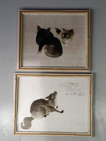 Zeldzaam paar Aziatische kunstborduursels op zijde – Katten