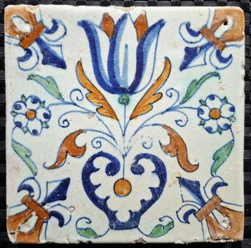 Tegel - Antieke tegel met tulp. - 1600-1650