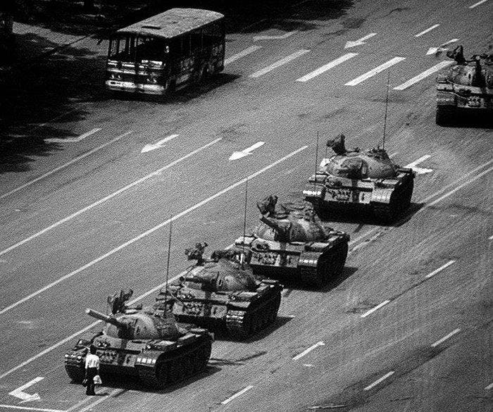 Stuart Franklin (1956-) - ‘The tank man’. Tiananmen Square,, Antiek en Kunst, Kunst | Designobjecten