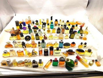 Parfumfles (115) - Lot van circa 115 miniatuurflesjes parfum