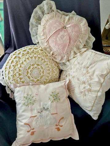 Set aus 4 dekorativen Vintage-Kissen – Handgestickt &