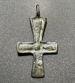 Viking periode Brons Kruis met een abstracte afbeelding van