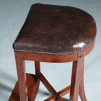 Antieke kruk ca 1810 op 4 sabelpoten met voetenplank het lee, Ophalen of Verzenden