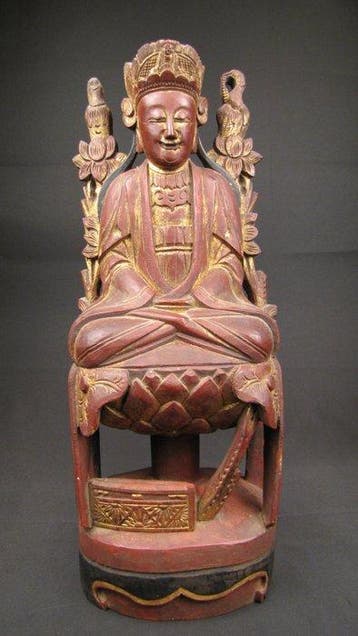 Grote Guanyin-beeld in meditatiehouding op een lotuspodium -