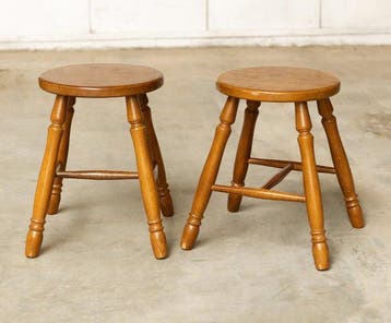 Kruk - Eik - Set van twee vintage eiken krukken – jaren