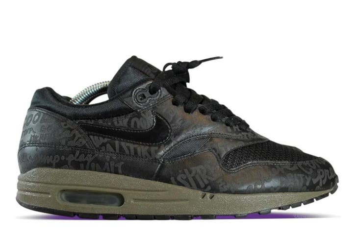 Nike Air Max 1 Powerwall Black Olive (2005) • 42.5, Kleding | Heren, Schoenen, Sneakers of Gympen, Ophalen of Verzenden