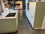 Nolte Showroom keuken – Softlack Avocado / Wit – Compleet, Nieuw, Kunststof, Groen, Met kookeiland