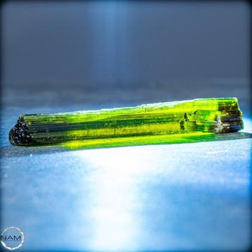Groene toermalijn – Verdelith – Langprismatisch kristal met
